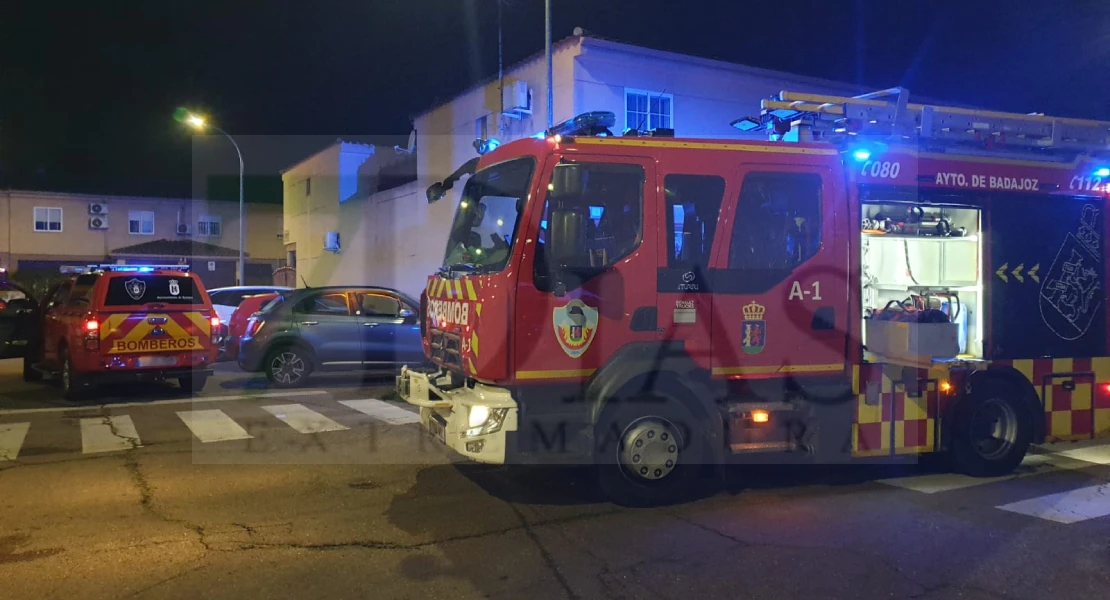 Incendio de vivienda en la barriada pacense de Llera (BA)