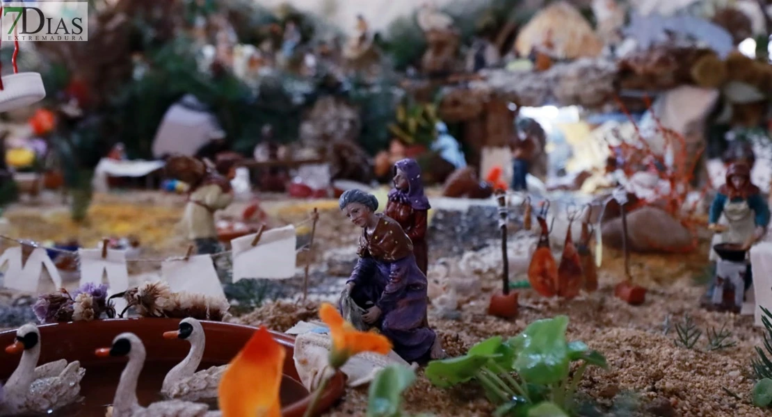 Víctor y el belén que une a los vecinos de un edifico de Badajoz