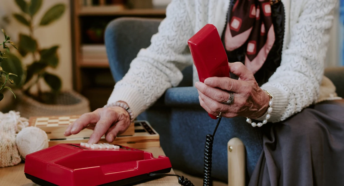 Repunte de llamadas al Teléfono contra el abuso a personas mayores en 2025