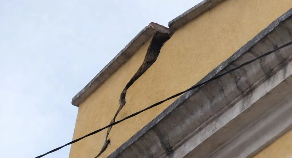 Se desprende parte de la cornisa de una casa en el centro de Badajoz