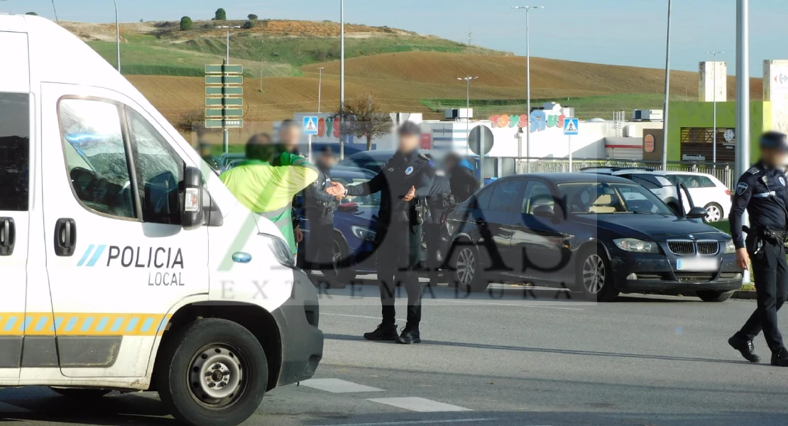 Un accidente provoca retenciones en la rotonda de la carretera de Valverde (BA)