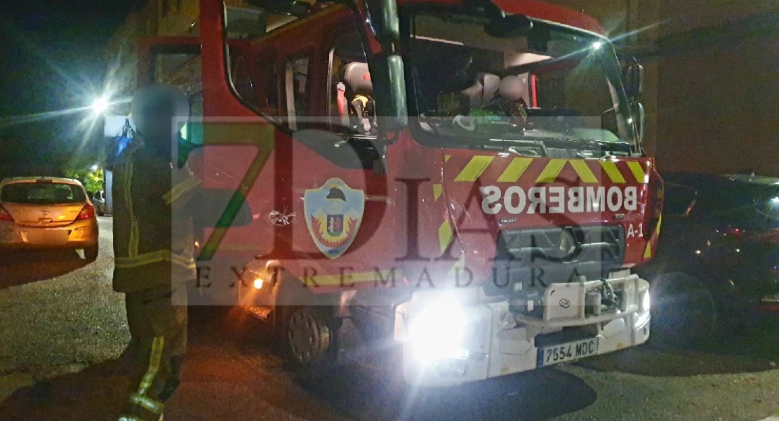 Dos incendios consecutivos movilizan a los bomberos en Badajoz