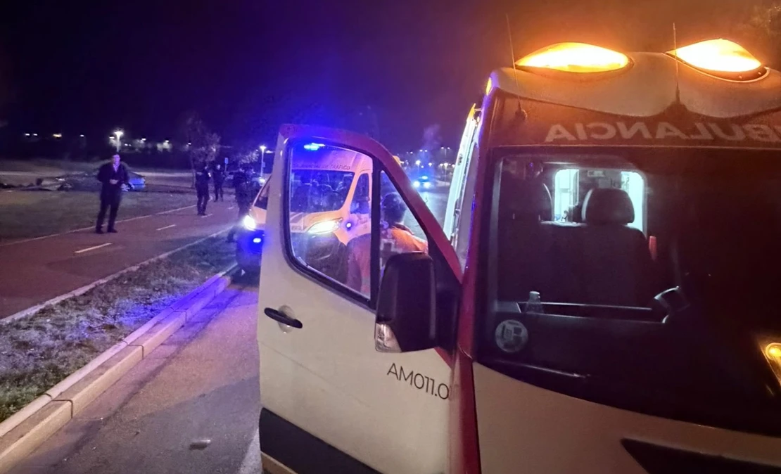 Accidente esta madrugada en Badajoz: choca contra un banco y un árbol