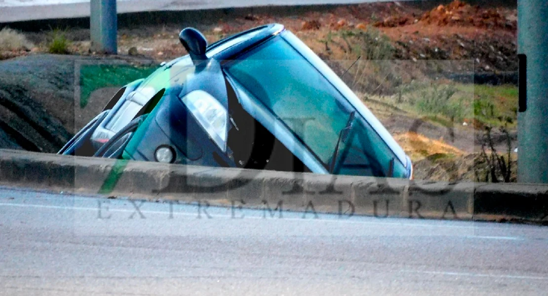 Vuelca tras una salida de vía en una rotonda de Badajoz