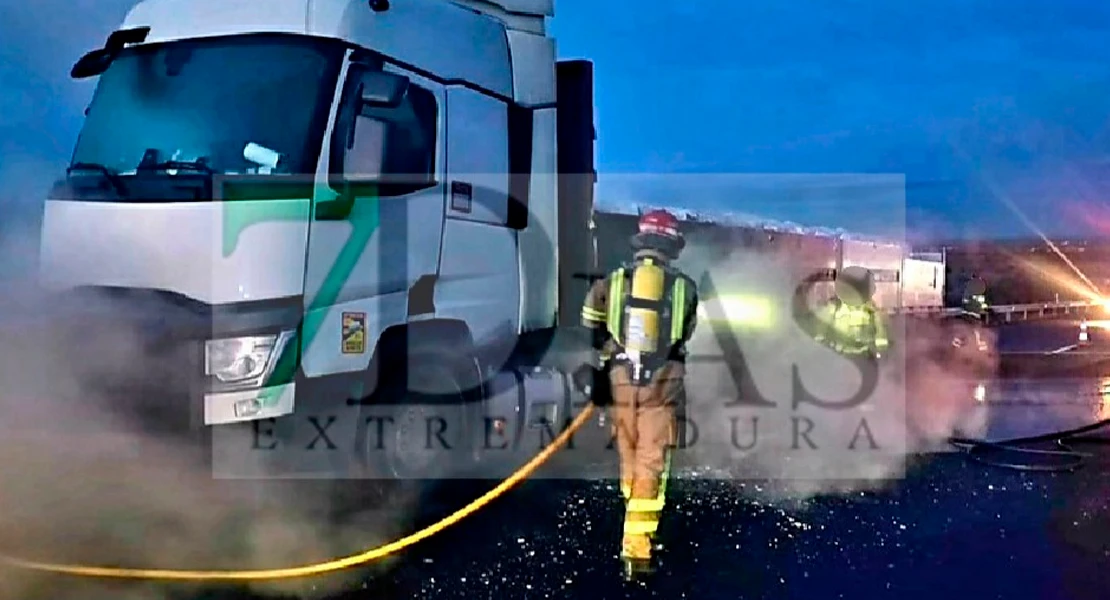 El incendio de un camión en la A-5 provoca grandes retenciones en Badajoz