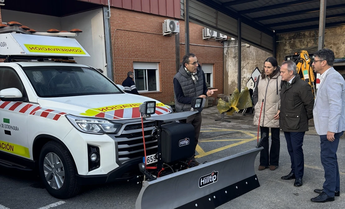 Incorporan nuevos vehículos pick up para la conservación de carreteras afectadas por hielo y nieve en Extremadura