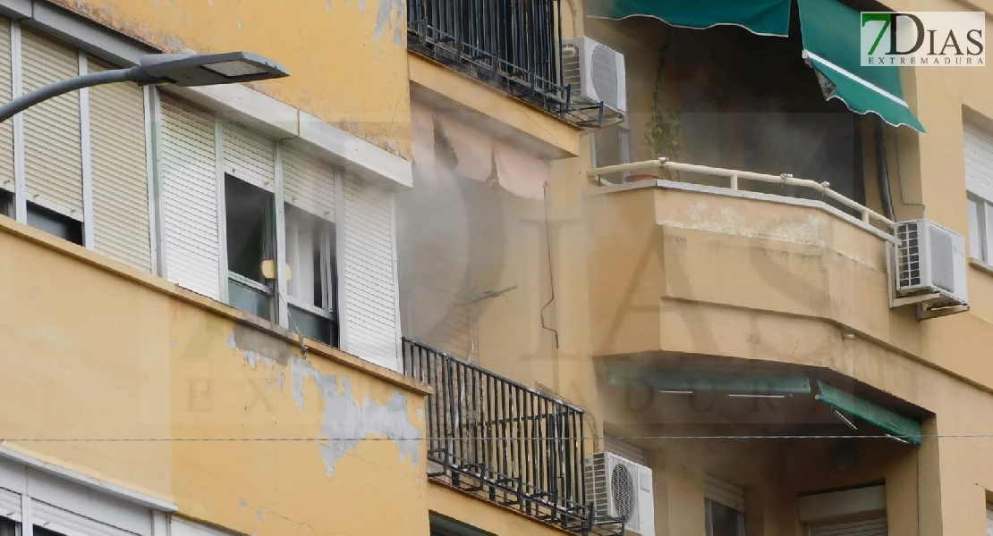 Un grave incendio de vivienda obliga a evacuar a los vecinos en San Roque