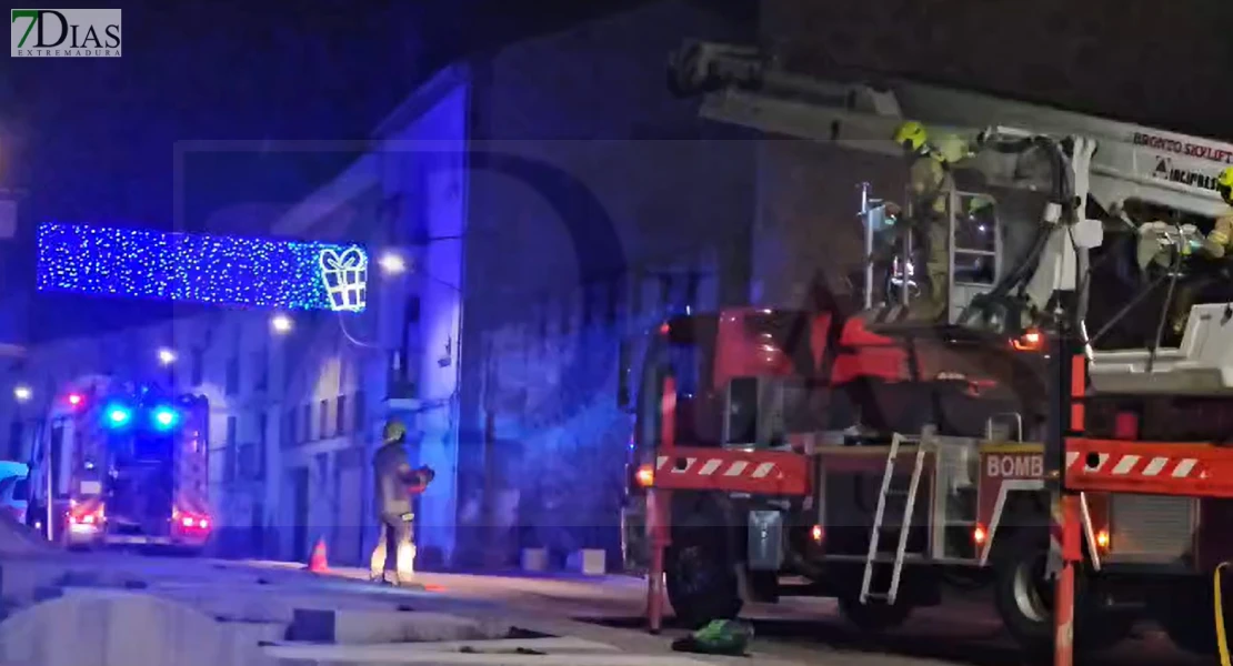 El tamaño de una calle complica las labores de los bomberos en un incendio en Plasencia