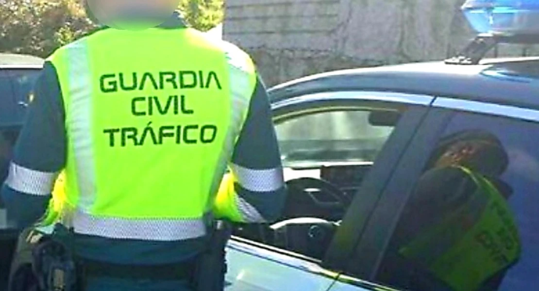 Un trailer acaba en la cuneta entre Talavera la Real y Pueblonuevo