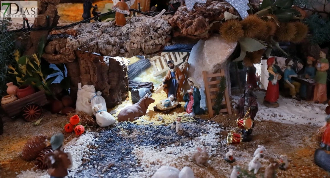 Víctor y el belén que une a los vecinos de un edifico de Badajoz