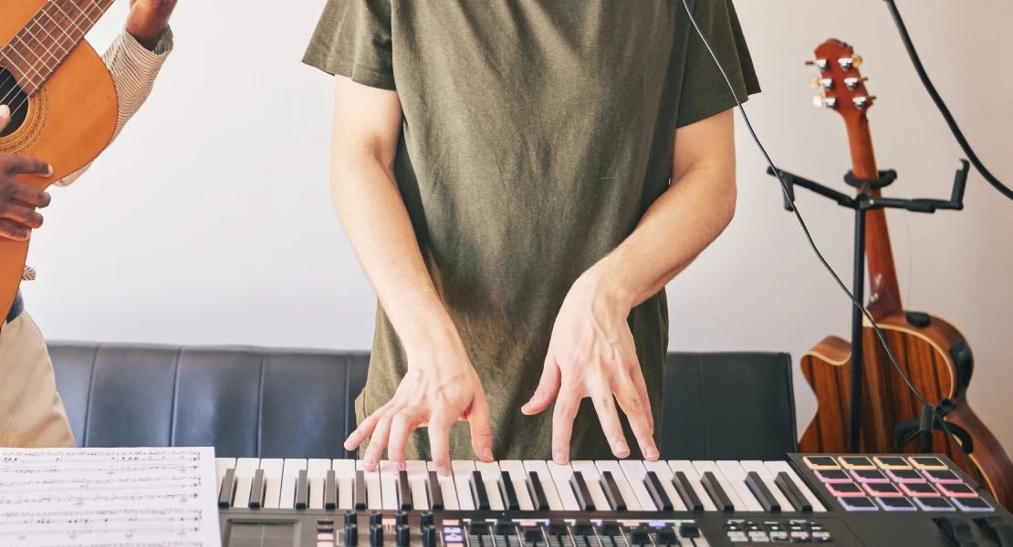 El SES y la Fundación Atrio lleva la música a las UCI de Cáceres