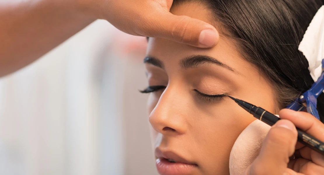 Ordenan retirar todos los lotes de un eyeliner del mercado