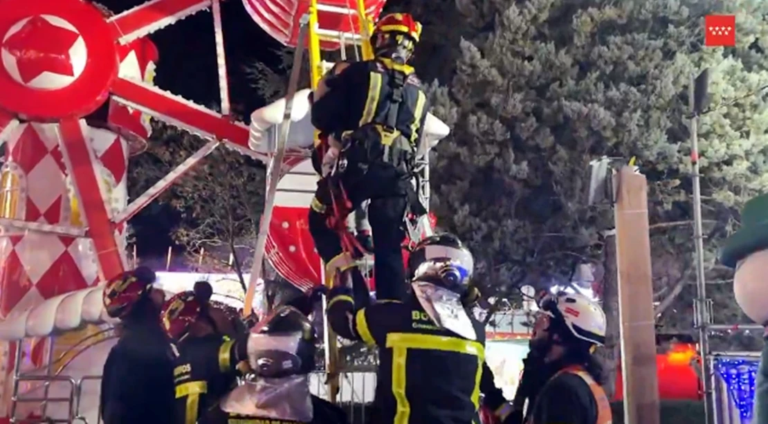 Los bomberos rescatan a cinco personas de una atracción