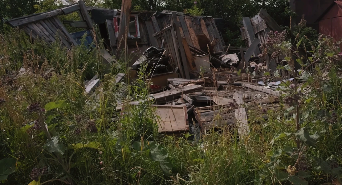 Somos Cáceres denuncia la “falta de soluciones” en los solares y el deterioro de los parques infantiles