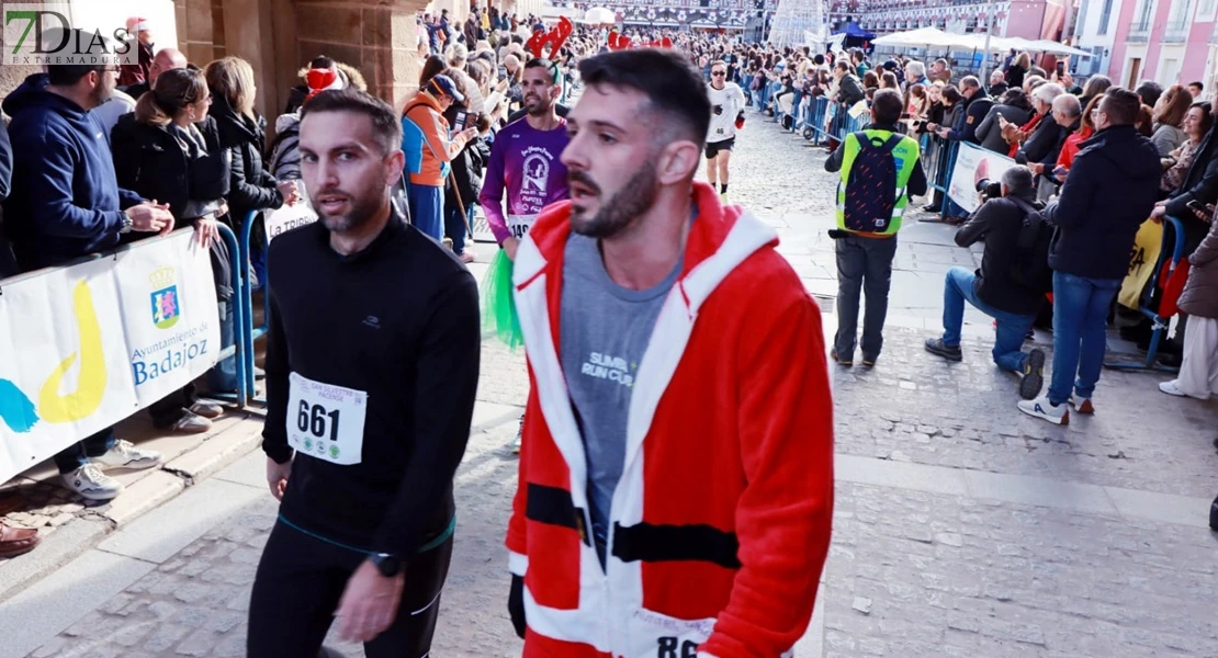 La San Silvestre de Badajoz en imágenes: deporte, disfraces y espíritu navideño