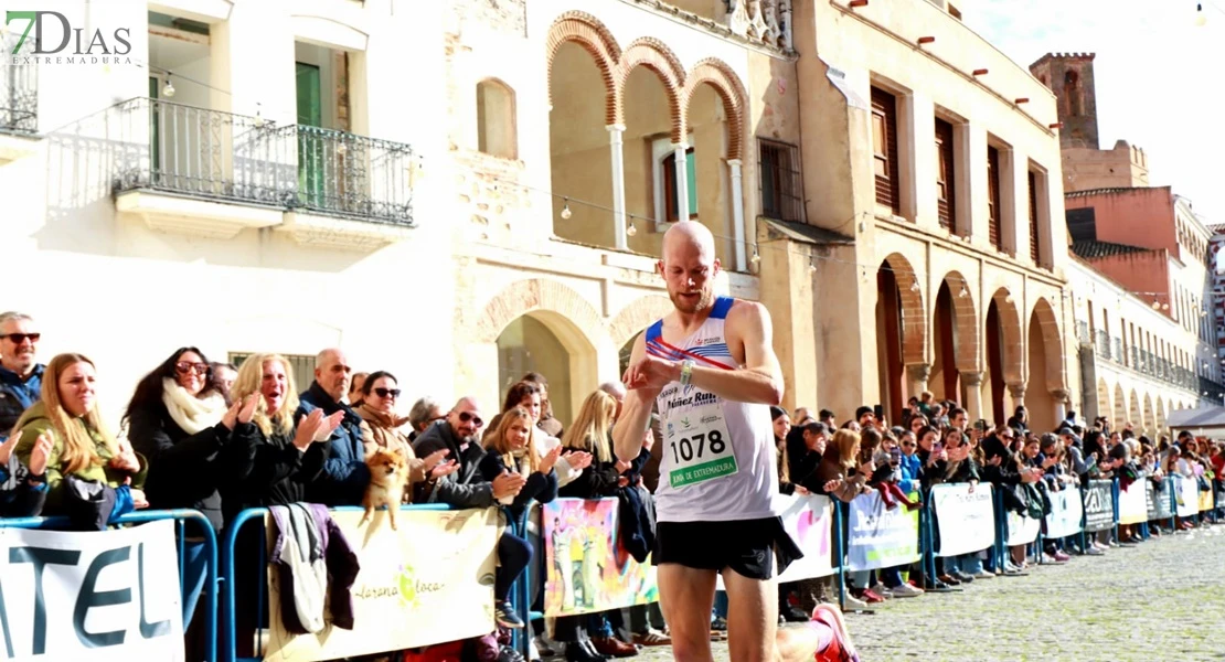 La San Silvestre de Badajoz en imágenes: deporte, disfraces y espíritu navideño