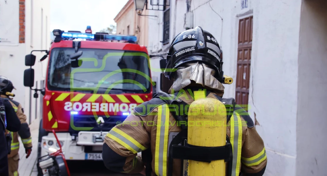 Un incendio en pleno centro de Badajoz moviliza a los bomberos, policía y Cruz Roja