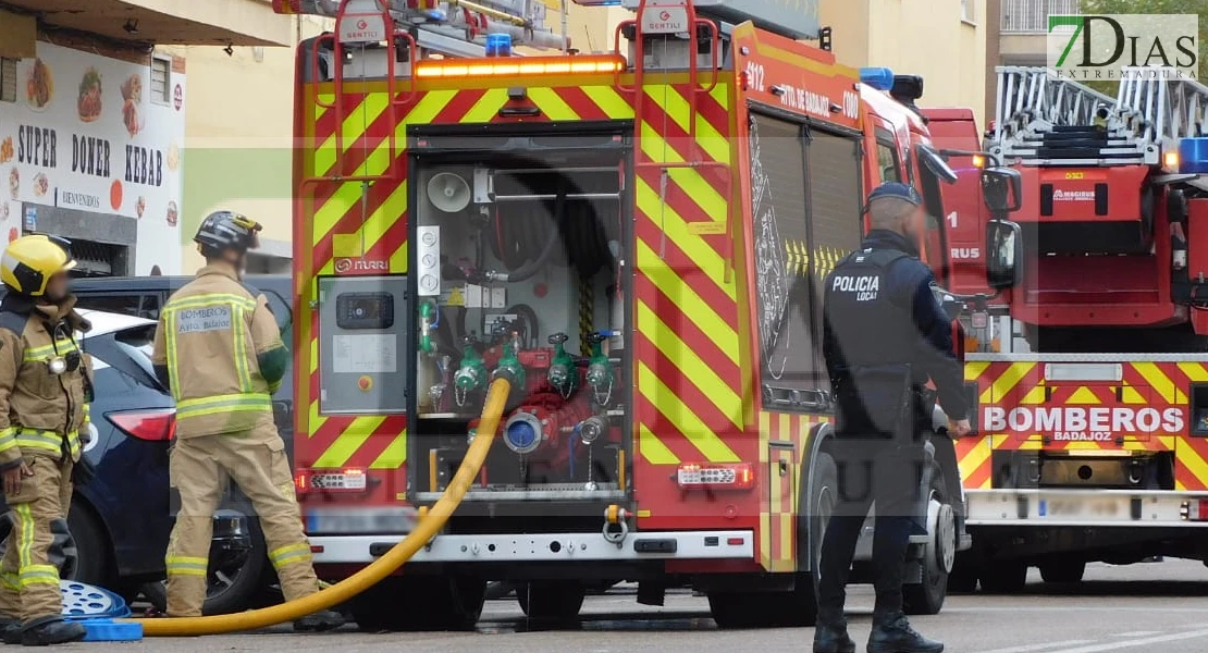 Un grave incendio de vivienda obliga a evacuar a los vecinos en San Roque