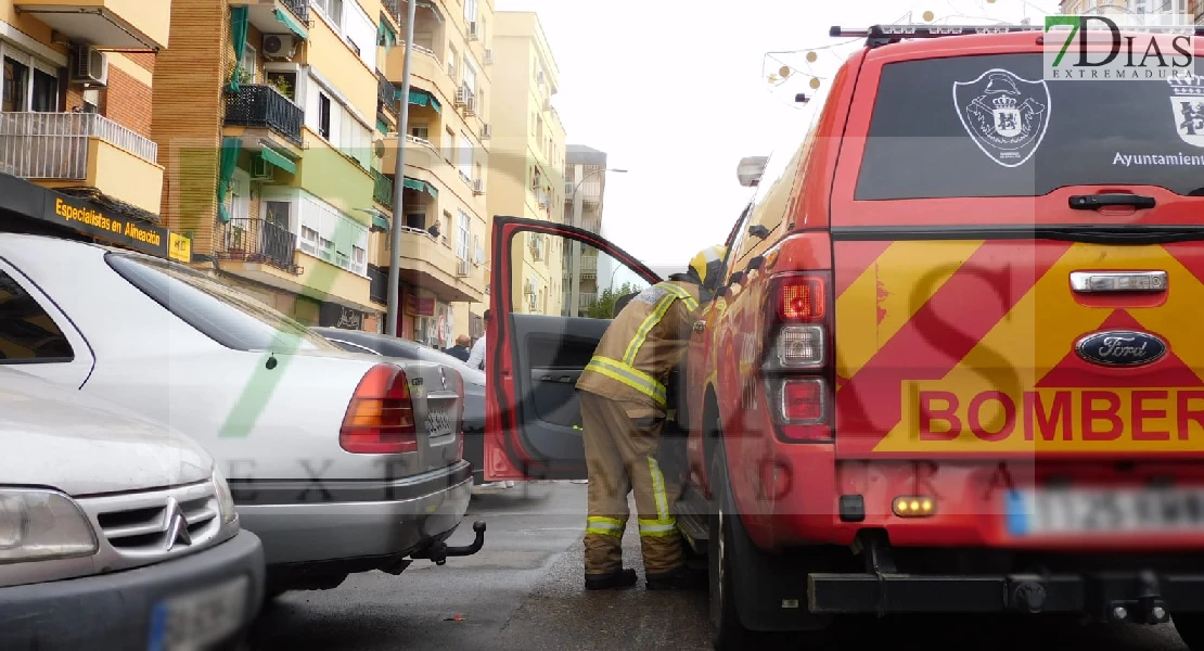 Un grave incendio de vivienda obliga a evacuar a los vecinos en San Roque