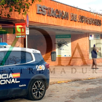 Susto en la estación de autobuses de Badajoz: un hombre yace en un andén