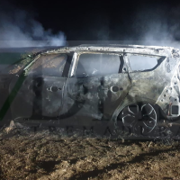 Un coche ardiendo sorprende a los vecinos de Valdebótoa