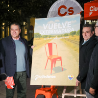 Ciudadanos arranca campaña con una silla vacía como símbolo del éxodo en Extremadura