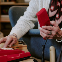 Repunte de llamadas al Teléfono contra el abuso a personas mayores en 2025