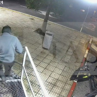 Varios encapuchados roban la caja fuerte de 'El Camión de los Regalos' en el Complejo Leo