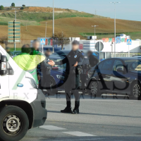 Un accidente provoca retenciones en la rotonda de la carretera de Valverde (BA)