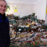 Víctor y el belén que une a los vecinos en un edifico de Badajoz