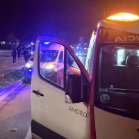 Accidente esta madrugada en Badajoz: choca contra un banco y un árbol