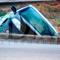 Vuelca un coche en una rotonda de Badajoz