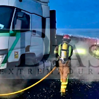 El incendio de un camión en la A-5 provoca grandes retenciones en Badajoz