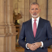 El Rey innova en su discurso de Navidad, de pie por primera vez