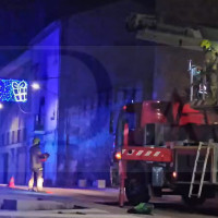 El tamaño de una calle complica las labores de los bomberos en un incendio en Plasencia