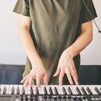 El SES y la Fundación Atrio lleva la música a las UCI de Cáceres