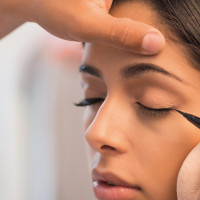 Ordenan retirar todos los lotes de un eyeliner del mercado