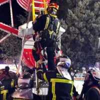 Los bomberos rescatan a cinco personas de una atracción