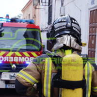Un incendio en pleno centro de Badajoz moviliza a los bomberos, policía y Cruz Roja