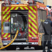 Un grave incendio de vivienda obliga a evacuar a los vecinos en San Roque
