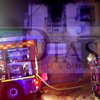 Prenden fuego a una casa en Plasencia poniendo en peligro a los vecinos