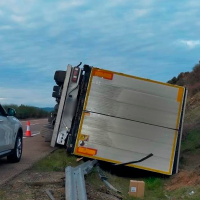 Cortada la A-5 durante varias horas por el rescate de un camión accidentado