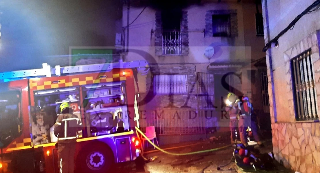 Prenden fuego a una casa en Plasencia poniendo en peligro a los vecinos