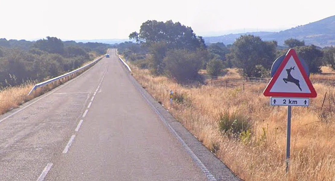 Un fallecido y un herido en un choque contra un animal en la EX-102