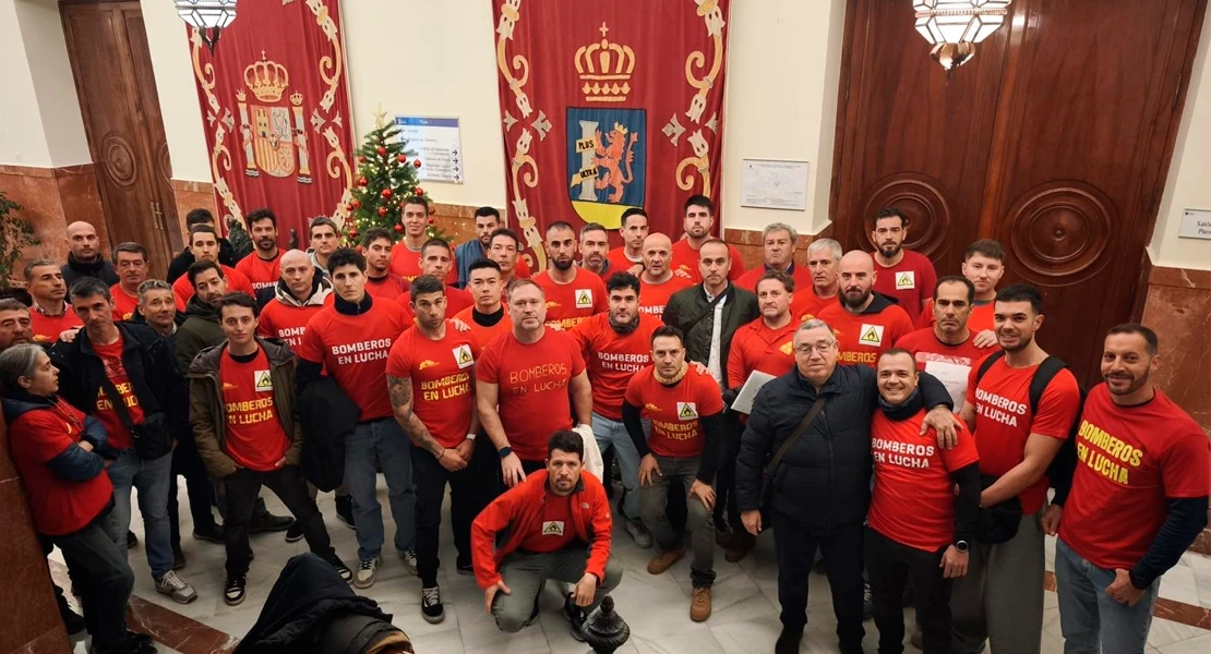 Bomberos de Badajoz estallan ante el alcalde: "Juega con nuestra vida y con la del ciudadano"
