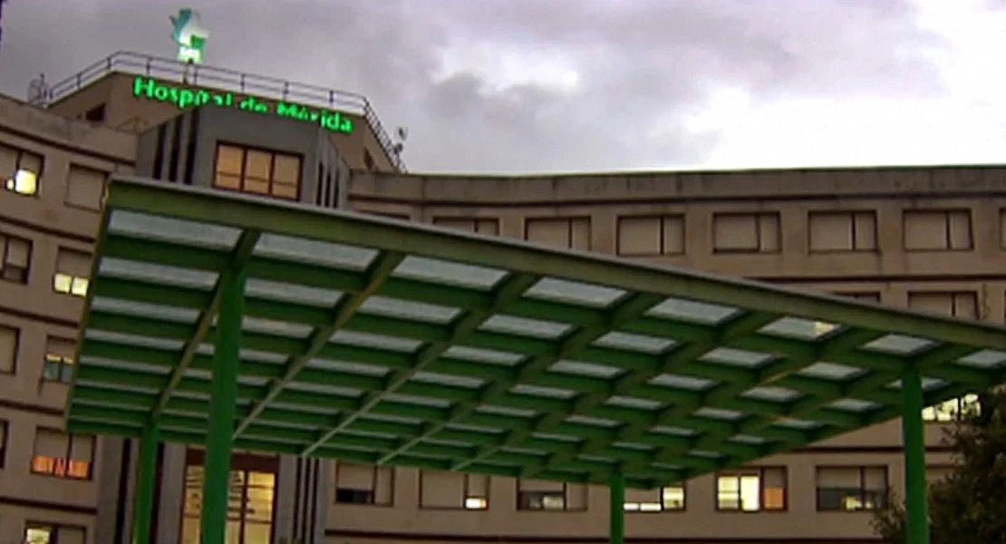 Un joven hospitalizado tras un accidente entre un coche y una moto en Mérida