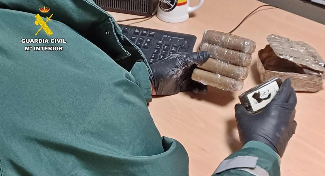 Un conductor extremeño da positivo en drogas y es pillado transportando casi medio kilo de hachís