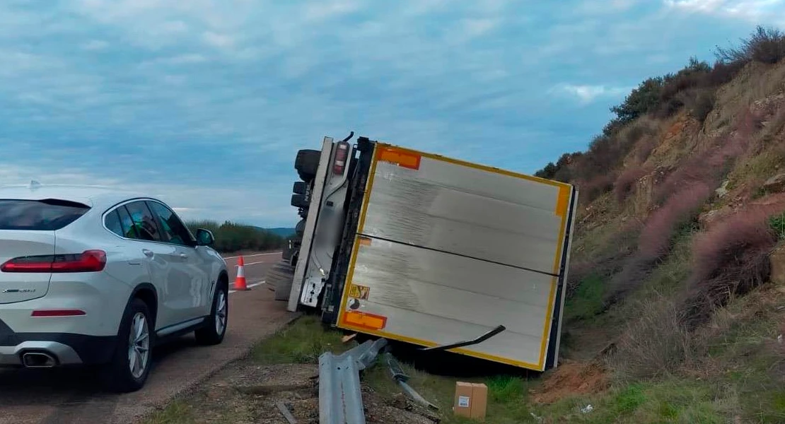 Cortada la A-5 durante varias horas por el rescate de un camión accidentado