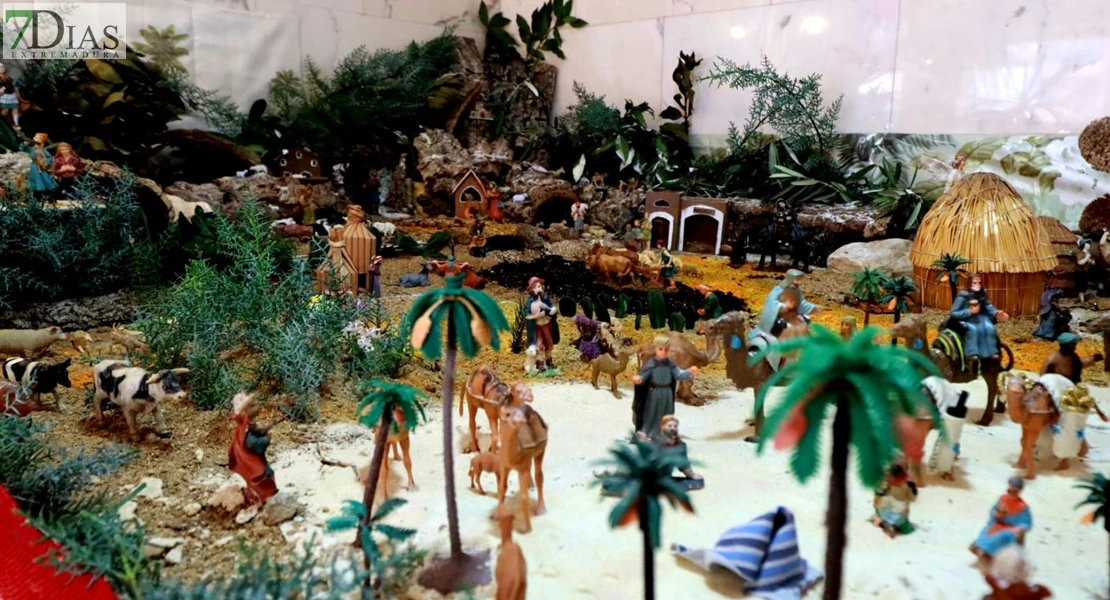 Víctor y el belén que une a los vecinos de un edifico de Badajoz