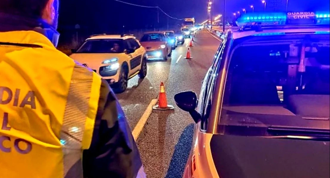 Cortan la A-66 tras el incendio de un autobús a su paso por Extremadura